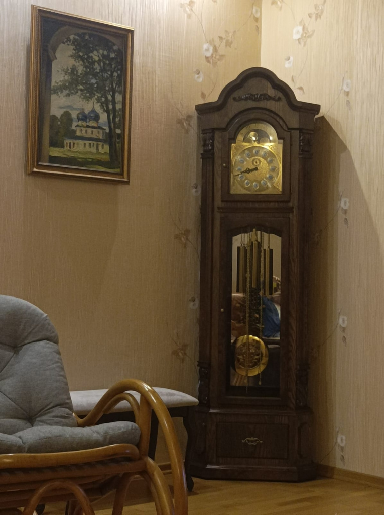 Напольные механические часы Columbus CR2091-451 в интерьере, вид 2. Великий Новгород, март 2024 .jpg