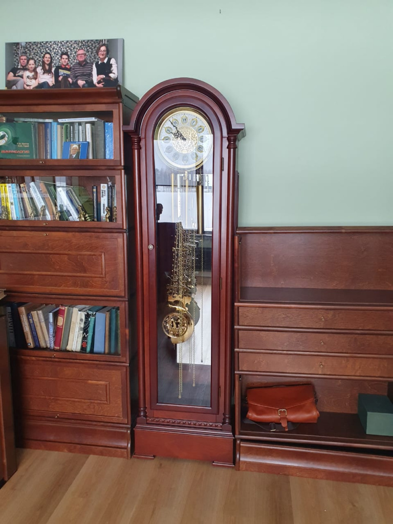 Напольные механические часы Columbus CR9059-451 Wal в интерьере. Звенигород, март 2024.jpg