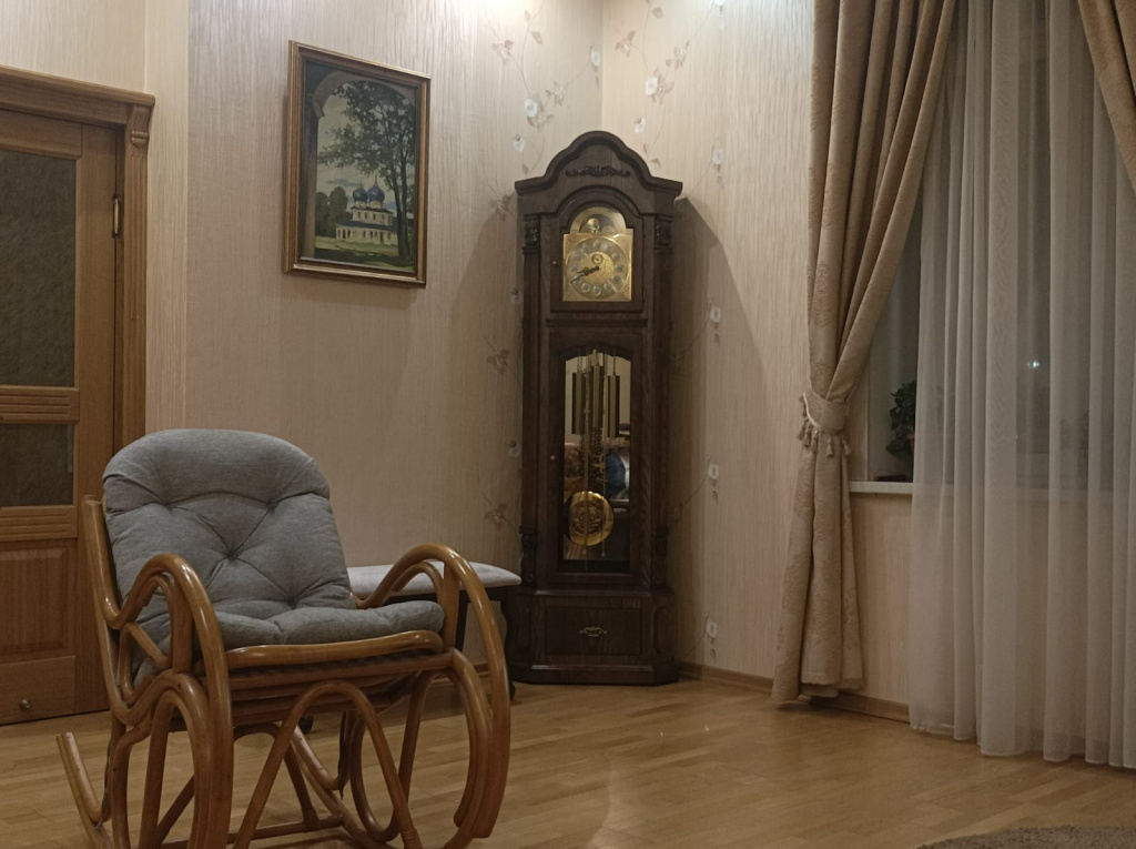 Напольные механические часы Columbus CR2091-451 в интерьере. Великий Новгород, март 2024 .jpg