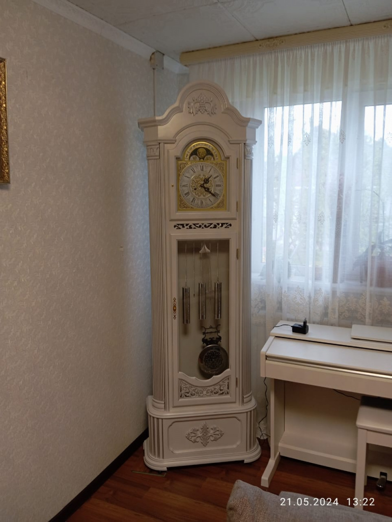 Напольные часы Columbus CR9200-WHPS, белые с серебрянной патиной в интерьере. Московская область, Руза, май 2024.jpg