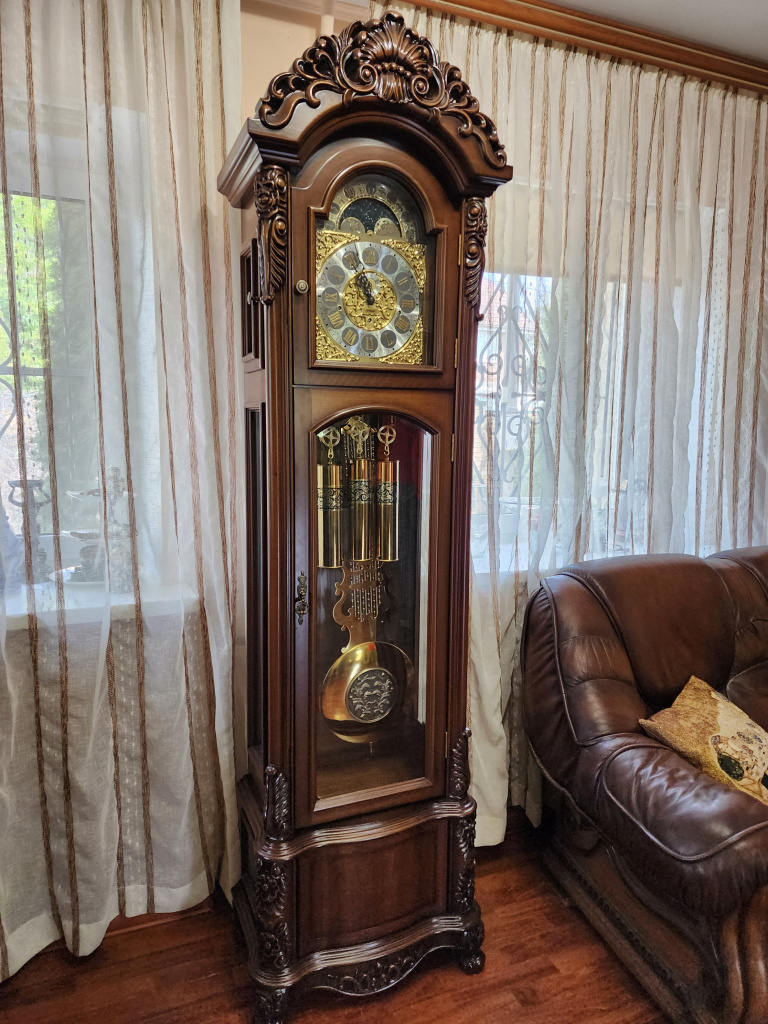 Напольные механические часы Columbus CR9921-1161 в интерьере. Вид 3.jpg