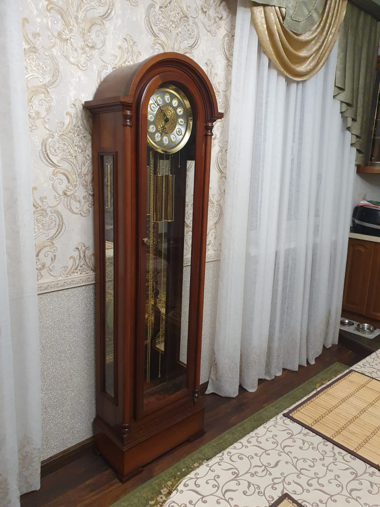 Напольные механические часы Columbus CR9059-451 Wal в интерьере, вид 2. Люберцы, февраль 2024.jpg