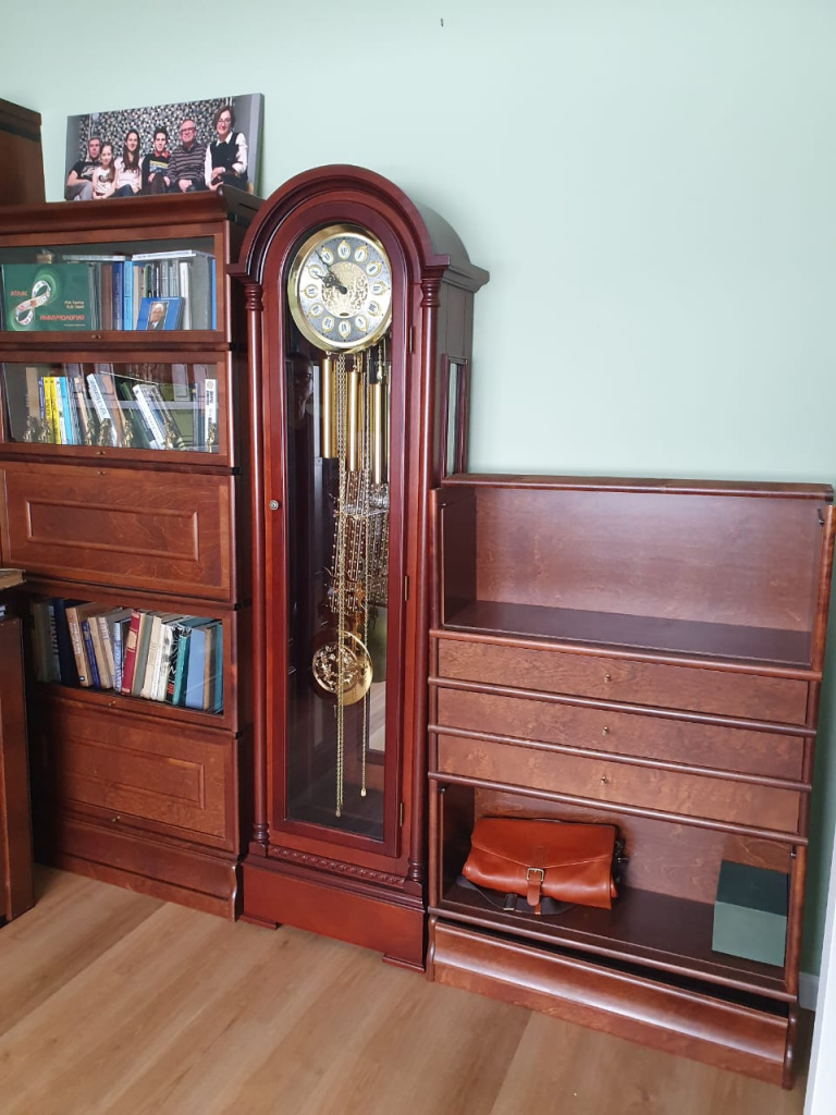 Напольные механические часы Columbus CR9059-451 Wal в интерьере, вид 2. Звенигород, март 2024.jpg