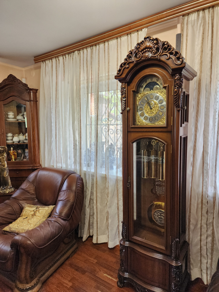 Напольные механические часы Columbus CR9921-1161 в интерьере. Вид 5.jpg