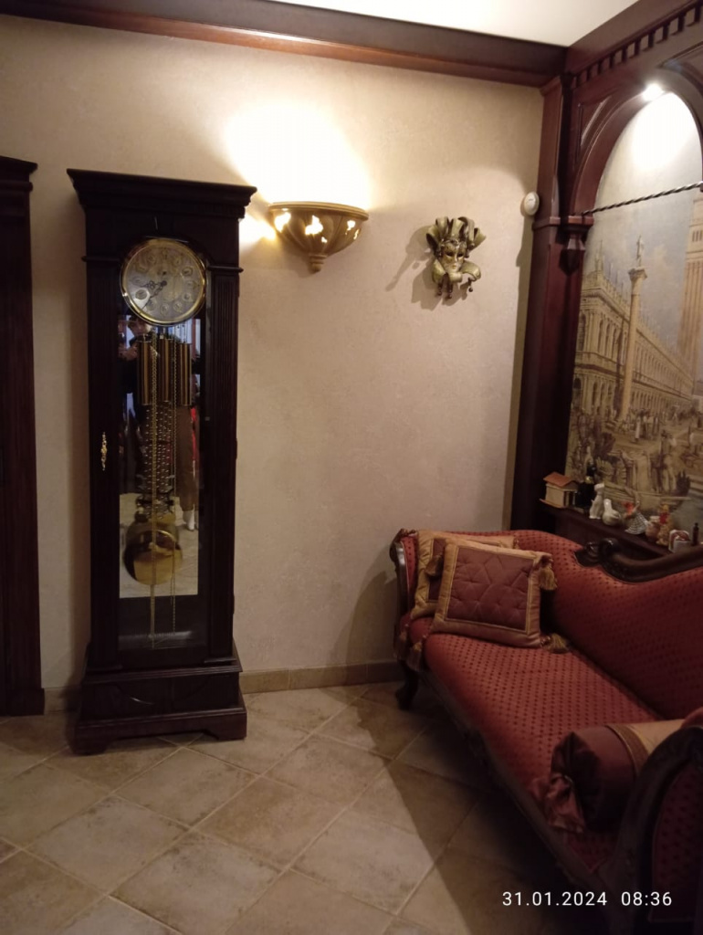 Напольные механические часы Columbus CR2566-451 в интерьере, вид 2. Истринский район, январь 2024.jpg