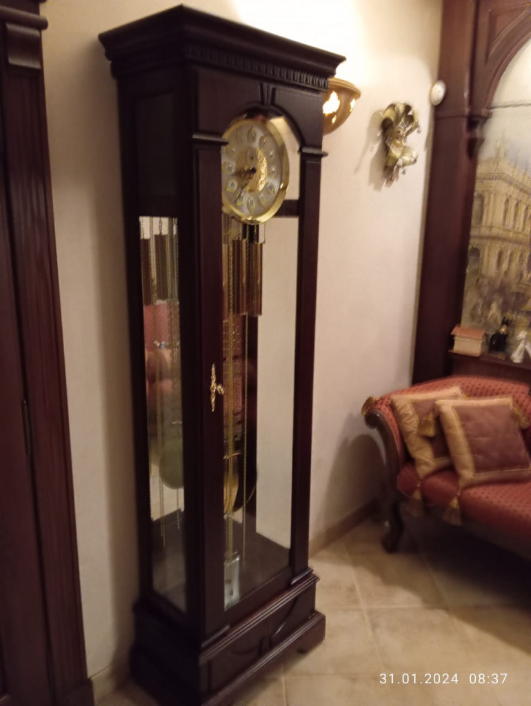 Напольные механические часы Columbus CR2566-451 в интерьере, вид 4. Истринский район, январь 2024.jpg