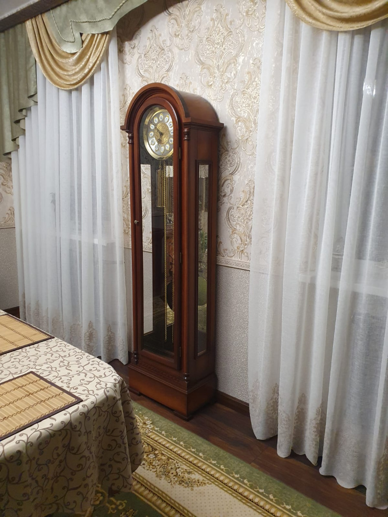 Напольные механические часы Columbus CR9059-451 Wal в интерьере, вид 3. Люберцы, февраль 2024.jpg