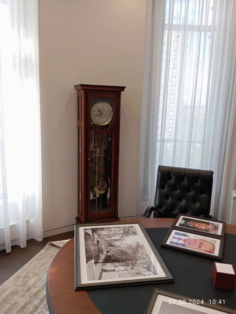Это изображение показывает напольные часы Columbus CR9059-451Oak