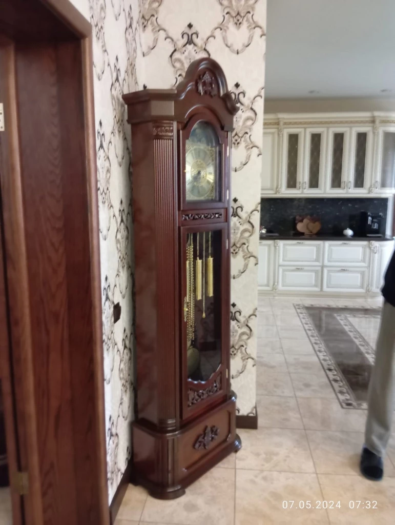 Механические напольные часы Columbus CL-9200 в интерьере. Вид 2.jpg